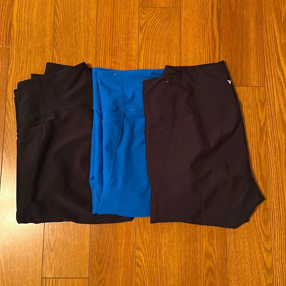 Set of three pairs of Old Navy cropped leggings 2X